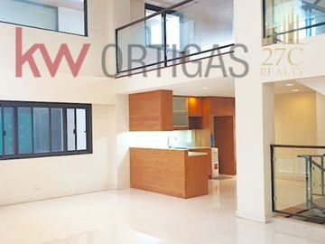 Luxury Townhouse with Roofdeck for Sale in Mariposa, QC
