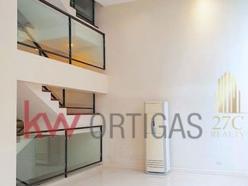 Luxury Townhouse with Roofdeck for Sale in Mariposa, QC