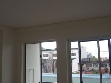 DILIMAN QUEZON CITY WITH 2-PARKING 3-BEDROOM NEAR KALAYAAN