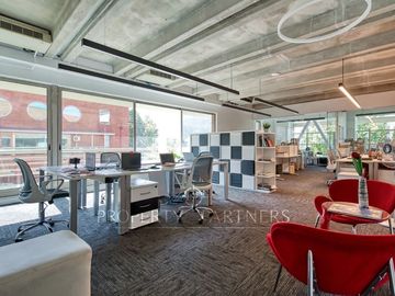 Gran Oficina Duplex en Ciudad Empresarial (UF 51/m2)!!!