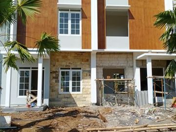 Rumah Mewah 2 Lantai di Grand Sekar Asri Dau