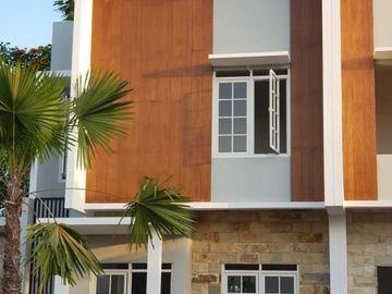 Rumah Mewah 2 Lantai di Grand Sekar Asri Dau