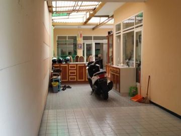RUMAH ASRI DI GUNUNGBATU DALAM. LINGKUNGAN NYAMAN DAN SEJUK. DI DALAM KOMPLEK. LOKASI DEKAT KE GATEAWAY PASTEUR.