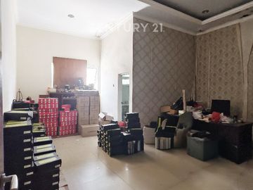 Rumah Pluit Putra 3 Lantai Tinggi Dari Jalan