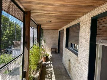 DEPARTAMENTO TIPO DUPLEX EN PLANTA ALTA 4 AMBIENTES MAS DEPENDENCIA, QUINCHO CON PARRILLA, TERRAZA PROPIA Y COCHERA CUBIERTA