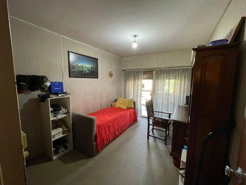 DEPARTAMENTO TIPO DUPLEX EN PLANTA ALTA 4 AMBIENTES MAS DEPENDENCIA, QUINCHO CON PARRILLA, TERRAZA PROPIA Y COCHERA CUBIERTA
