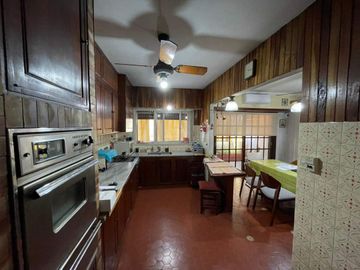 DEPARTAMENTO TIPO DUPLEX EN PLANTA ALTA 4 AMBIENTES MAS DEPENDENCIA, QUINCHO CON PARRILLA, TERRAZA PROPIA Y COCHERA CUBIERTA