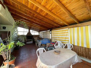 DEPARTAMENTO TIPO DUPLEX EN PLANTA ALTA 4 AMBIENTES MAS DEPENDENCIA, QUINCHO CON PARRILLA, TERRAZA PROPIA Y COCHERA CUBIERTA
