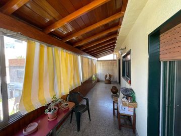 DEPARTAMENTO TIPO DUPLEX EN PLANTA ALTA 4 AMBIENTES MAS DEPENDENCIA, QUINCHO CON PARRILLA, TERRAZA PROPIA Y COCHERA CUBIERTA