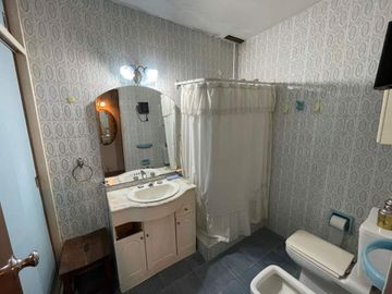 DEPARTAMENTO TIPO DUPLEX EN PLANTA ALTA 4 AMBIENTES MAS DEPENDENCIA, QUINCHO CON PARRILLA, TERRAZA PROPIA Y COCHERA CUBIERTA