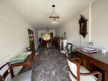 DEPARTAMENTO TIPO DUPLEX EN PLANTA ALTA 4 AMBIENTES MAS DEPENDENCIA, QUINCHO CON PARRILLA, TERRAZA PROPIA Y COCHERA CUBIERTA