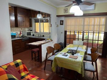 DEPARTAMENTO TIPO DUPLEX EN PLANTA ALTA 4 AMBIENTES MAS DEPENDENCIA, QUINCHO CON PARRILLA, TERRAZA PROPIA Y COCHERA CUBIERTA