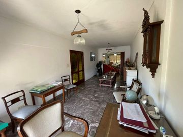 DEPARTAMENTO TIPO DUPLEX EN PLANTA ALTA 4 AMBIENTES MAS DEPENDENCIA, QUINCHO CON PARRILLA, TERRAZA PROPIA Y COCHERA CUBIERTA