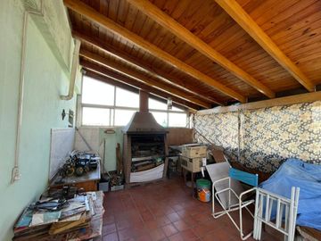 DEPARTAMENTO TIPO DUPLEX EN PLANTA ALTA 4 AMBIENTES MAS DEPENDENCIA, QUINCHO CON PARRILLA, TERRAZA PROPIA Y COCHERA CUBIERTA