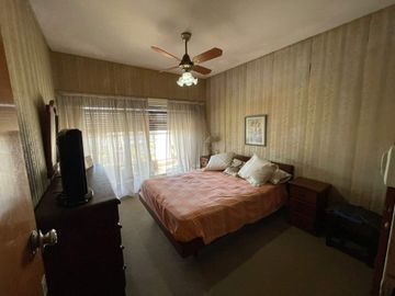 DEPARTAMENTO TIPO DUPLEX EN PLANTA ALTA 4 AMBIENTES MAS DEPENDENCIA, QUINCHO CON PARRILLA, TERRAZA PROPIA Y COCHERA CUBIERTA
