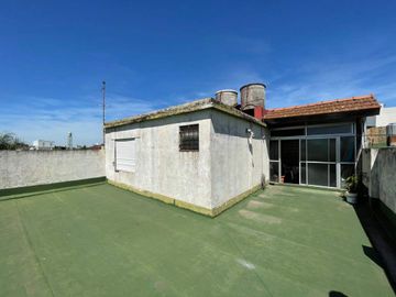 DEPARTAMENTO TIPO DUPLEX EN PLANTA ALTA 4 AMBIENTES MAS DEPENDENCIA, QUINCHO CON PARRILLA, TERRAZA PROPIA Y COCHERA CUBIERTA