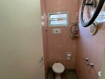 DEPARTAMENTO TIPO DUPLEX EN PLANTA ALTA 4 AMBIENTES MAS DEPENDENCIA, QUINCHO CON PARRILLA, TERRAZA PROPIA Y COCHERA CUBIERTA