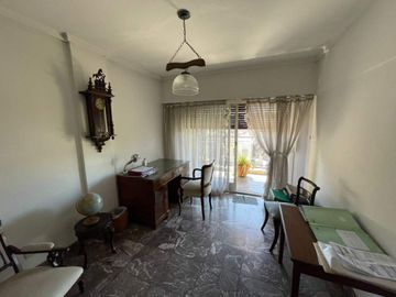DEPARTAMENTO TIPO DUPLEX EN PLANTA ALTA 4 AMBIENTES MAS DEPENDENCIA, QUINCHO CON PARRILLA, TERRAZA PROPIA Y COCHERA CUBIERTA