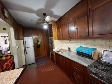 DEPARTAMENTO TIPO DUPLEX EN PLANTA ALTA 4 AMBIENTES MAS DEPENDENCIA, QUINCHO CON PARRILLA, TERRAZA PROPIA Y COCHERA CUBIERTA