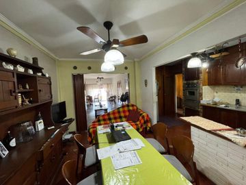 DEPARTAMENTO TIPO DUPLEX EN PLANTA ALTA 4 AMBIENTES MAS DEPENDENCIA, QUINCHO CON PARRILLA, TERRAZA PROPIA Y COCHERA CUBIERTA