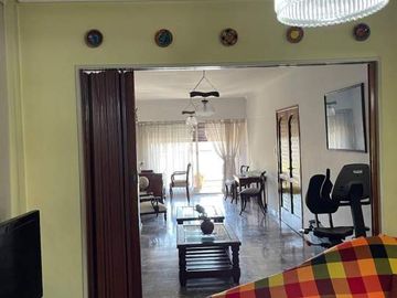 DEPARTAMENTO TIPO DUPLEX EN PLANTA ALTA 4 AMBIENTES MAS DEPENDENCIA, QUINCHO CON PARRILLA, TERRAZA PROPIA Y COCHERA CUBIERTA