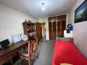 DEPARTAMENTO TIPO DUPLEX EN PLANTA ALTA 4 AMBIENTES MAS DEPENDENCIA, QUINCHO CON PARRILLA, TERRAZA PROPIA Y COCHERA CUBIERTA