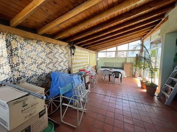 DEPARTAMENTO TIPO DUPLEX EN PLANTA ALTA 4 AMBIENTES MAS DEPENDENCIA, QUINCHO CON PARRILLA, TERRAZA PROPIA Y COCHERA CUBIERTA