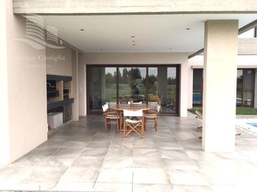 Venta - Casa 6 Ambientes al Rio, Jardín, Pileta - El Golf, Nordelta, Tigre