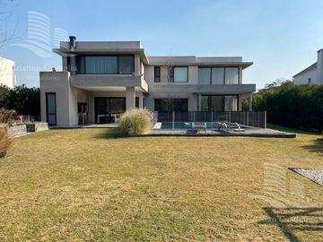 Venta - Casa 6 Ambientes al Rio, Jardín, Pileta - El Golf, Nordelta, Tigre