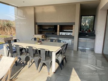 Venta - Casa 6 Ambientes al Rio, Jardín, Pileta - El Golf, Nordelta, Tigre