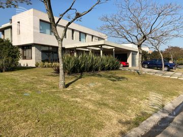 Venta - Casa 6 Ambientes al Rio, Jardín, Pileta - El Golf, Nordelta, Tigre