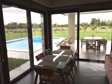 Venta - Casa 6 Ambientes al Rio, Jardín, Pileta - El Golf, Nordelta, Tigre