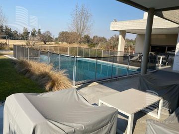 Venta - Casa 6 Ambientes al Rio, Jardín, Pileta - El Golf, Nordelta, Tigre