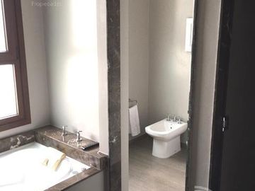 Venta - Casa 6 Ambientes al Rio, Jardín, Pileta - El Golf, Nordelta, Tigre