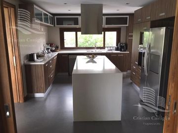 Venta - Casa 6 Ambientes al Rio, Jardín, Pileta - El Golf, Nordelta, Tigre
