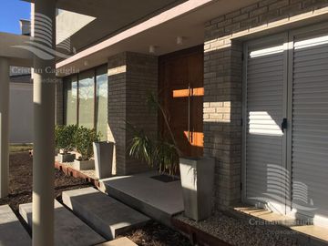 Venta - Casa 6 Ambientes al Rio, Jardín, Pileta - El Golf, Nordelta, Tigre