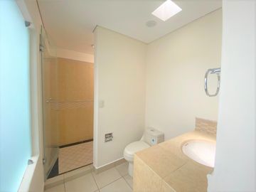 CASA EN VENTA FRACC. AMÉRICAS BRITANIA, CASA CON ALBERCA, SALÓN DE JUEGOS, ETC.