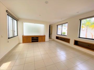 CASA EN VENTA FRACC. AMÉRICAS BRITANIA, CASA CON ALBERCA, SALÓN DE JUEGOS, ETC.