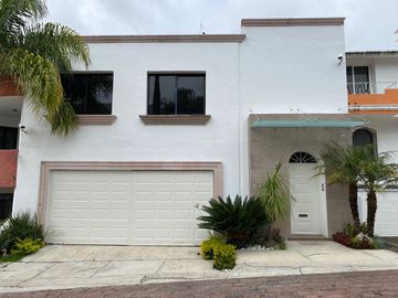CASA EN VENTA FRACC. AMÉRICAS BRITANIA, CASA CON ALBERCA, SALÓN DE JUEGOS, ETC.