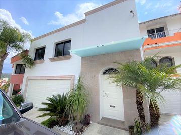 CASA EN VENTA FRACC. AMÉRICAS BRITANIA, CASA CON ALBERCA, SALÓN DE JUEGOS, ETC.