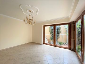 CASA EN VENTA FRACC. AMÉRICAS BRITANIA, CASA CON ALBERCA, SALÓN DE JUEGOS, ETC.