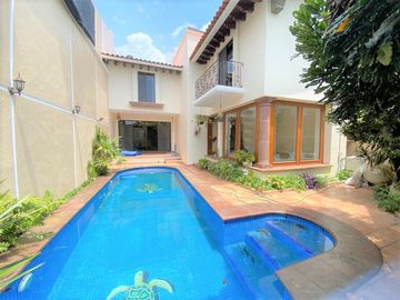 CASA EN VENTA FRACC. AMÉRICAS BRITANIA, CASA CON ALBERCA, SALÓN DE JUEGOS, ETC.