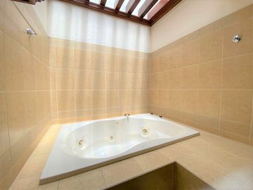 CASA EN VENTA FRACC. AMÉRICAS BRITANIA, CASA CON ALBERCA, SALÓN DE JUEGOS, ETC.