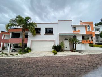 CASA EN VENTA FRACC. AMÉRICAS BRITANIA, CASA CON ALBERCA, SALÓN DE JUEGOS, ETC.