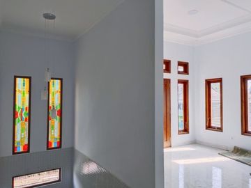 RUMAH BESAR DI JALAN PALAGAN KM 7 DEKAT HYATT DENGAN CARPORT 2 MOBIL