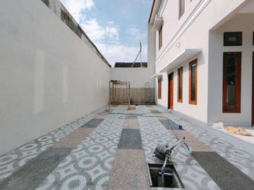 RUMAH BESAR DI JALAN PALAGAN KM 7 DEKAT HYATT DENGAN CARPORT 2 MOBIL