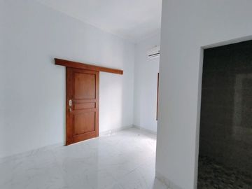 RUMAH BESAR DI JALAN PALAGAN KM 7 DEKAT HYATT DENGAN CARPORT 2 MOBIL