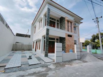 RUMAH BESAR DI JALAN PALAGAN KM 7 DEKAT HYATT DENGAN CARPORT 2 MOBIL