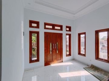 RUMAH BESAR DI JALAN PALAGAN KM 7 DEKAT HYATT DENGAN CARPORT 2 MOBIL