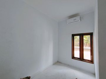 RUMAH BESAR DI JALAN PALAGAN KM 7 DEKAT HYATT DENGAN CARPORT 2 MOBIL